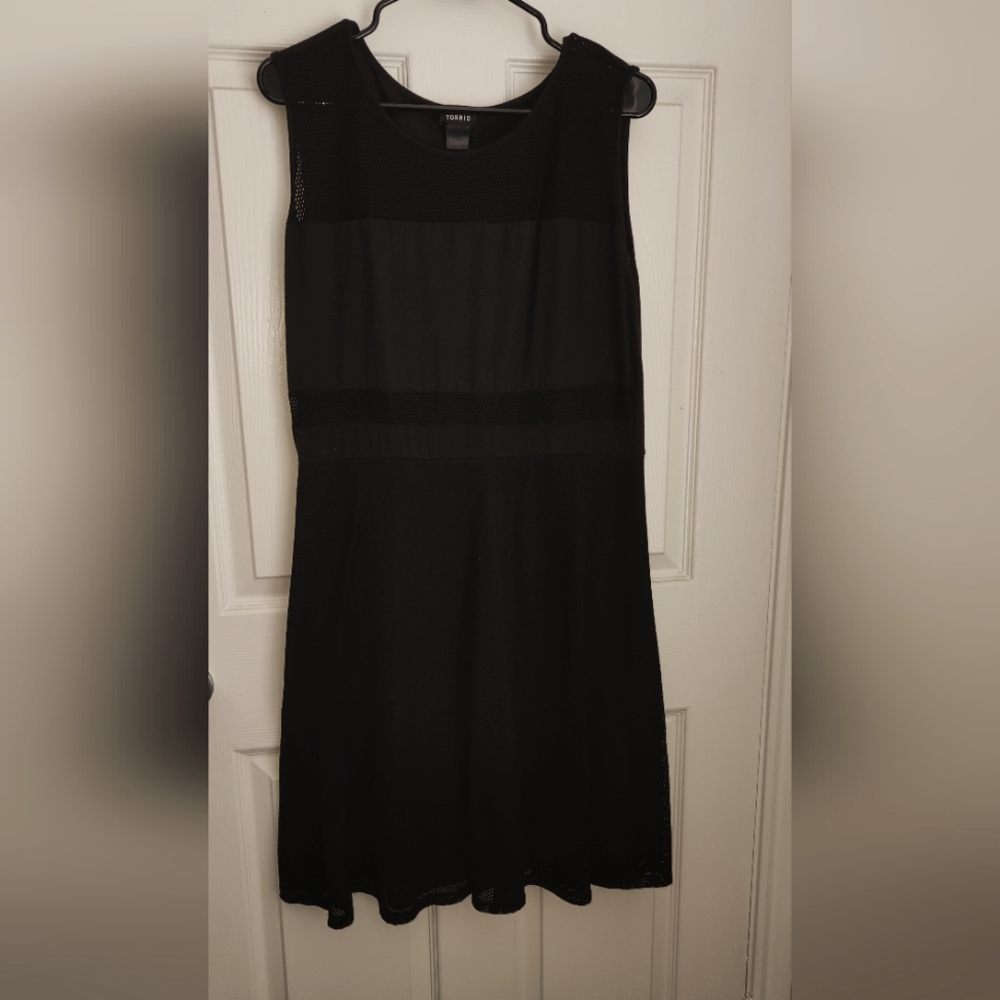 Black sleevless dress